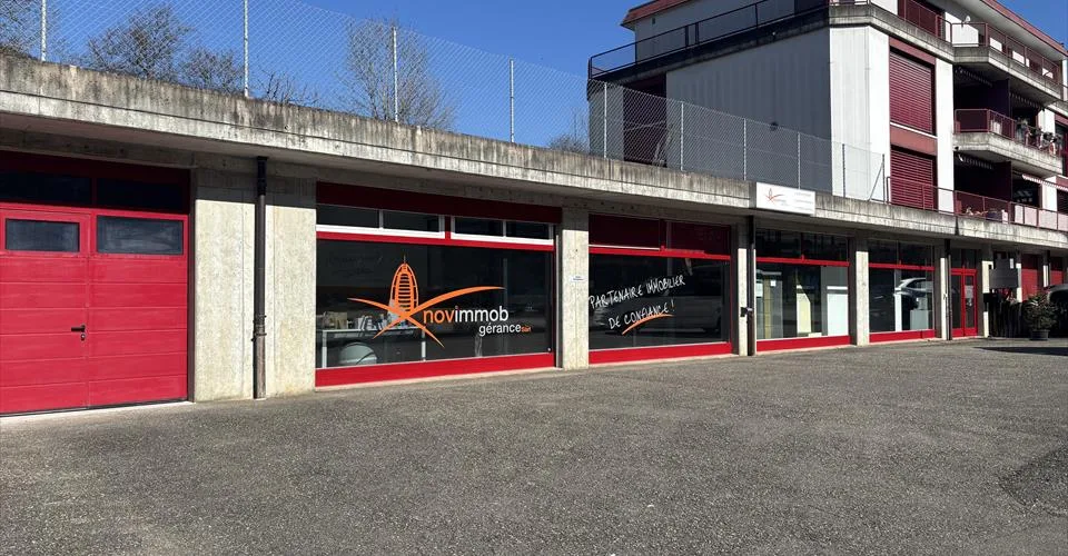 A louer à Moutier, idéalement situés, bureaux avec dépôt, exposition, vitrines, places de parking