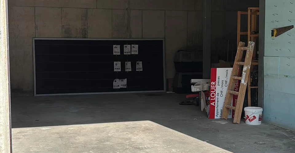 A louer à Moutier, idéalement situés, bureaux avec dépôt, exposition, vitrines, places de parking