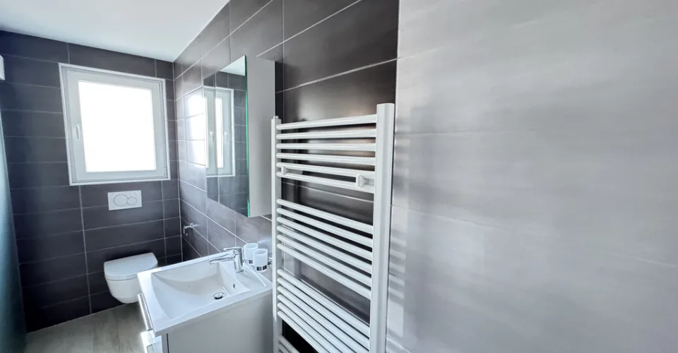 Un grand balcon et un salon très spacieux - 2 loyers nets offerts