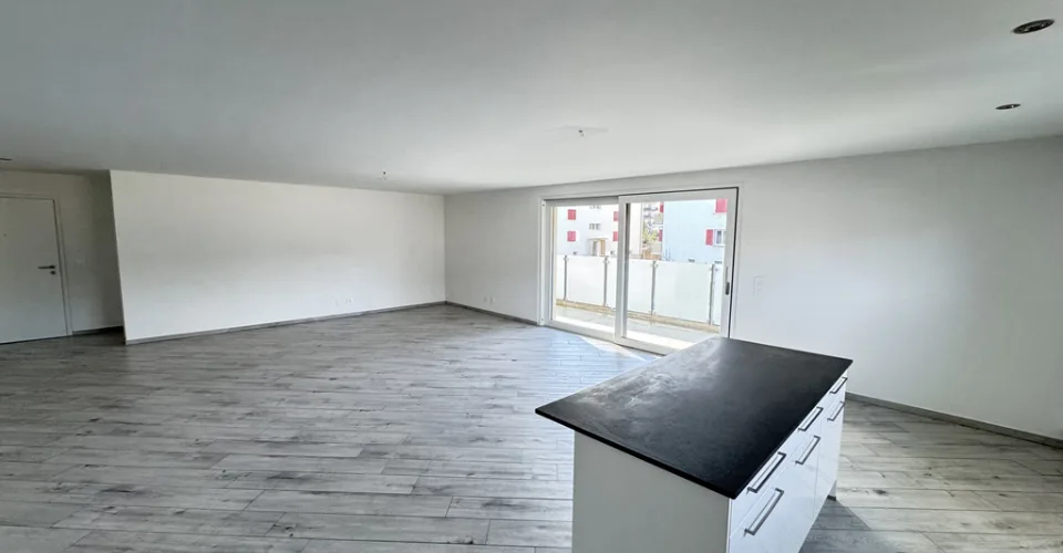 Un grand balcon et un salon très spacieux - 2 loyers nets offerts