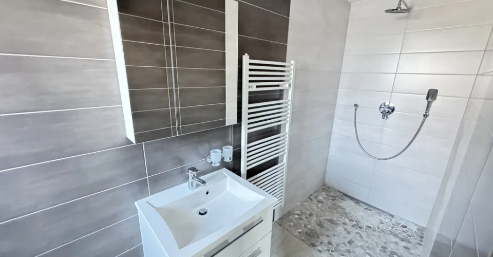 Un grand balcon et un salon très spacieux - 2 loyers nets offerts