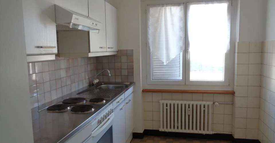 Appartement au 2e étage dans un immeuble proche du centre-ville.