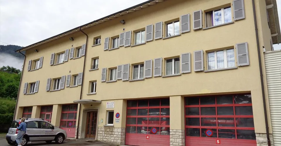 Appartement au 2e étage dans un immeuble proche du centre-ville.
