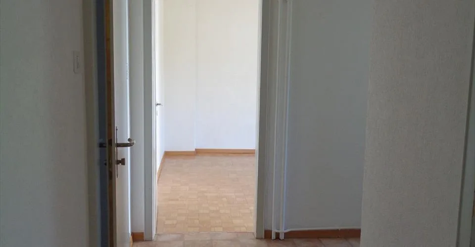 Appartement au 2e étage dans un immeuble proche du centre-ville.