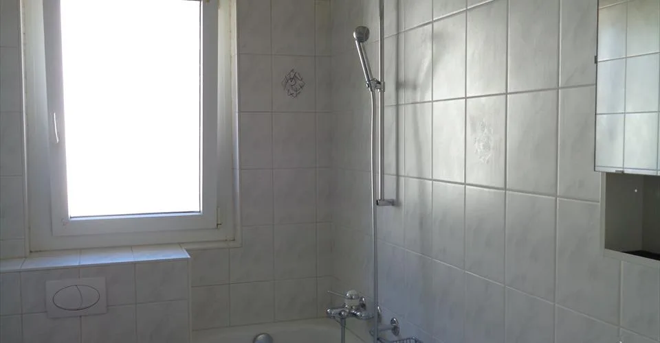 Appartement au 2e étage dans un immeuble proche du centre-ville.