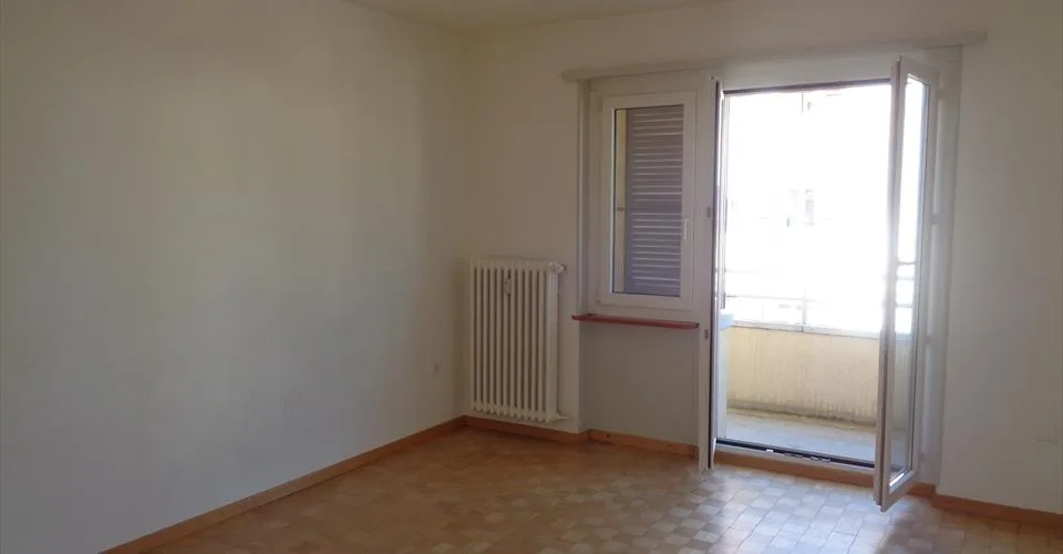 Appartement au 2e étage dans un immeuble proche du centre-ville.