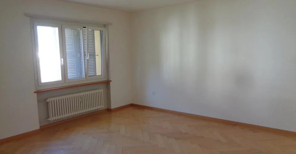 Appartement au 2e étage dans un immeuble proche du centre-ville.