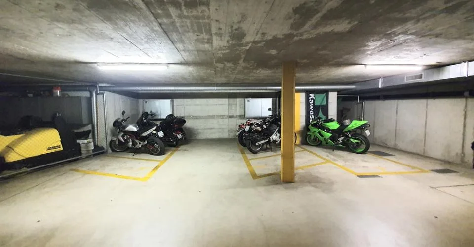 Motorradeinstellplätze an zentraler Lage zu vermieten – foto 2 di 2