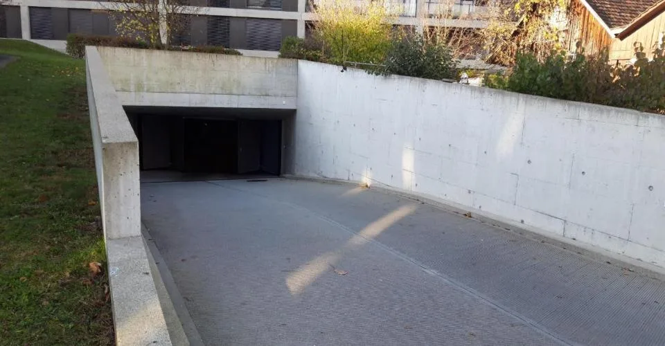 Parking moto à Zurich Seebach – foto 2 di 2