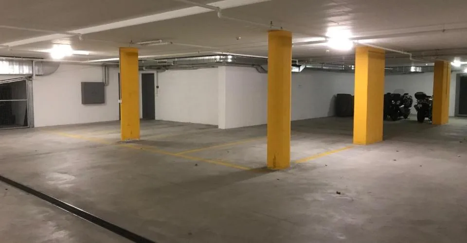 Places de parking dans un parking souterrain fermé