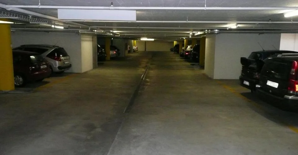 Places de parking dans un parking souterrain fermé
