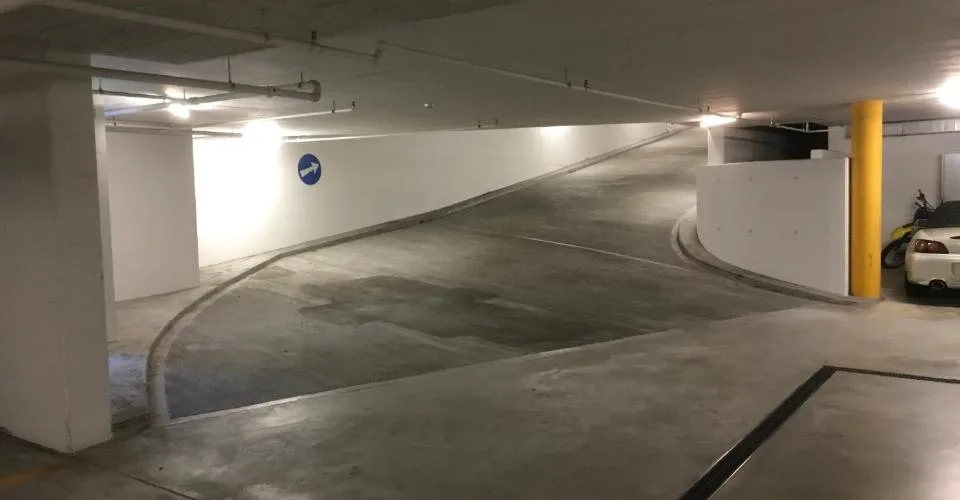 Places de parking dans un parking souterrain fermé