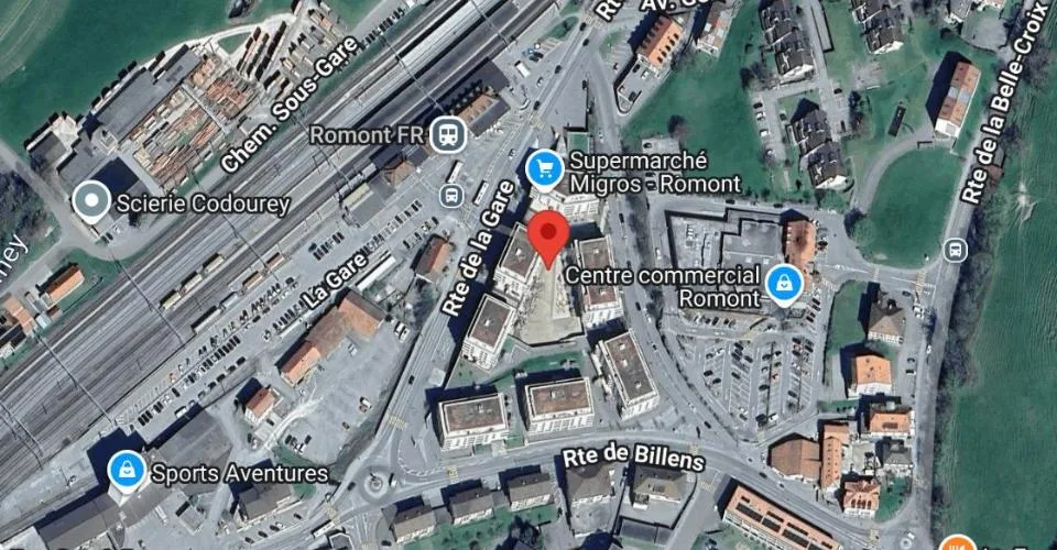 METTEZ VOTRE MOTO AU CHAUD - Place en face de la Gare !