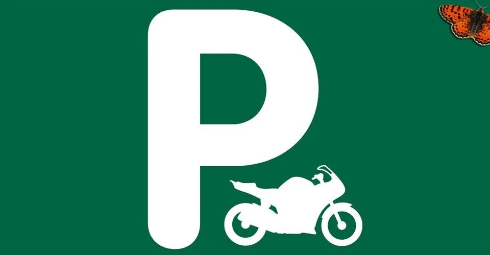 METTEZ VOTRE MOTO AU CHAUD - Place en face de la Gare !