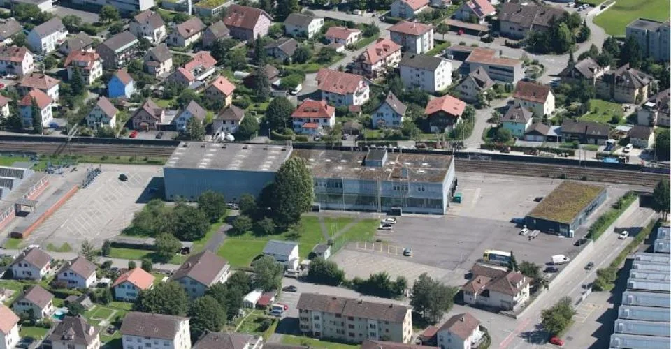 10 - 300 AUSSENPARKPLÄTZE VERFÜGBAR