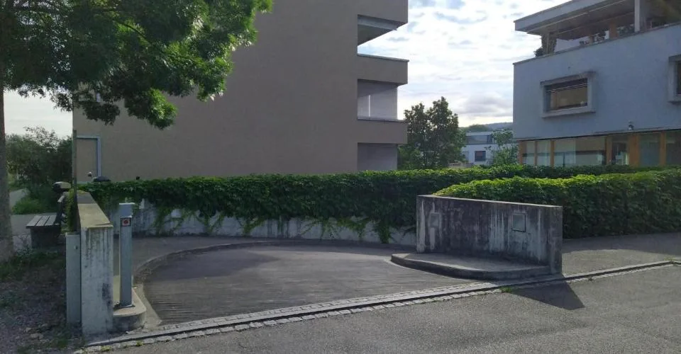 Espace moto dans un garage moderne