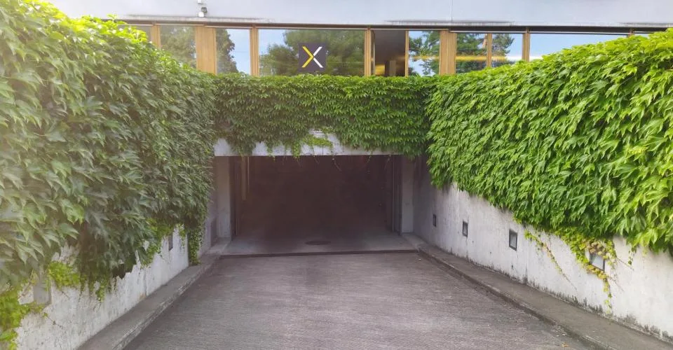 Espace moto dans un garage moderne