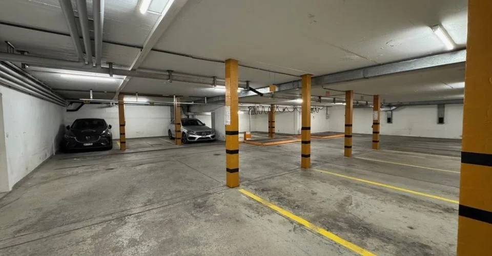Place de parking souterrain exclusive à louer au coeur de Saint-Moritz !