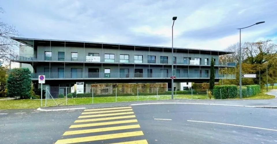 Place de parc intérieure avec borne de rechargement pour véhicules électriques