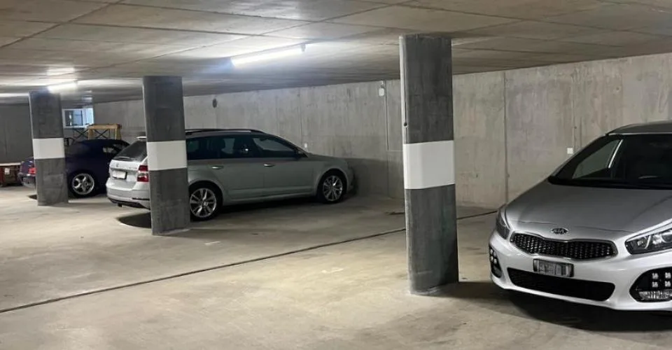 A louer place de parc intérieure parking souterrain fermé