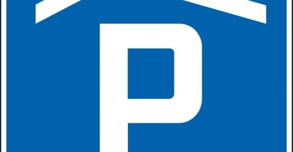 Place de parc extérieure avec couvert