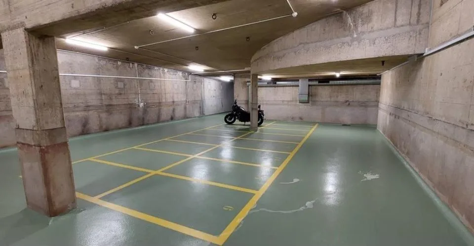 Places de parc intérieures pour moto au centre-ville – foto 2 di 2