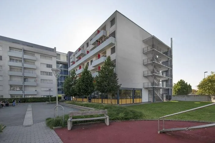 Place de parc intérieure pour deux-roues.