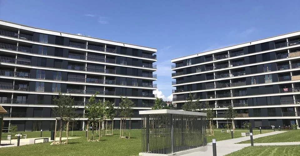 Cherchez-vous une place de parc couverte pour votre moto ?
