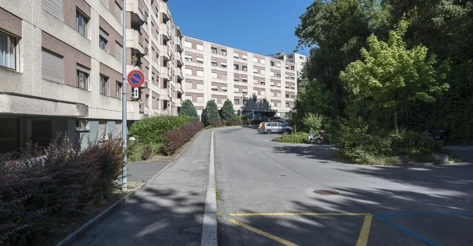 Places de parc extérieures pour moto – foto 2 di 2