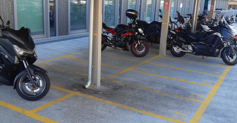 Places de parc voiture-moto a louer à Renens 24, 1008 Prilly.