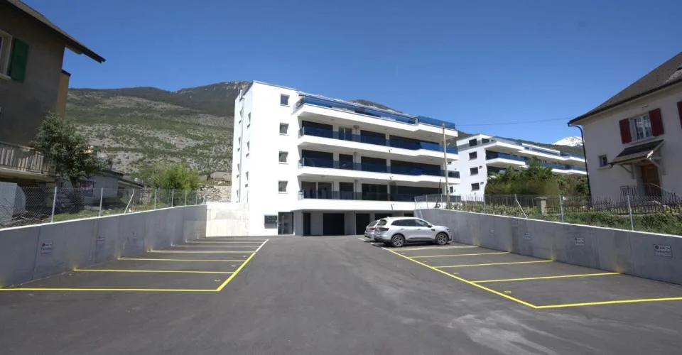 Des places de parking extérieures sont disponibles à la location immédiatement dans le centre du village.
