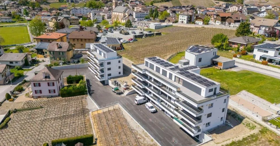 Des places de parking extérieures sont disponibles à la location immédiatement dans le centre du village.