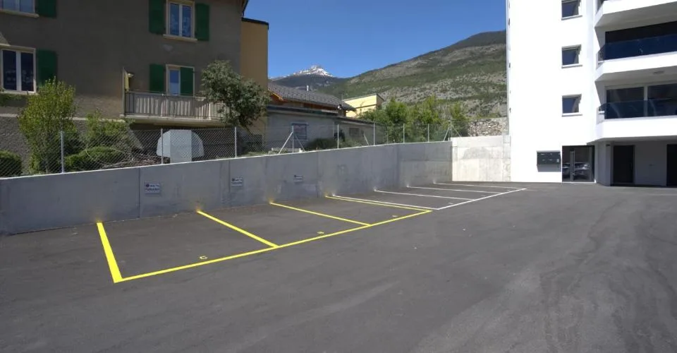 Des places de parking extérieures sont disponibles à la location immédiatement dans le centre du village.