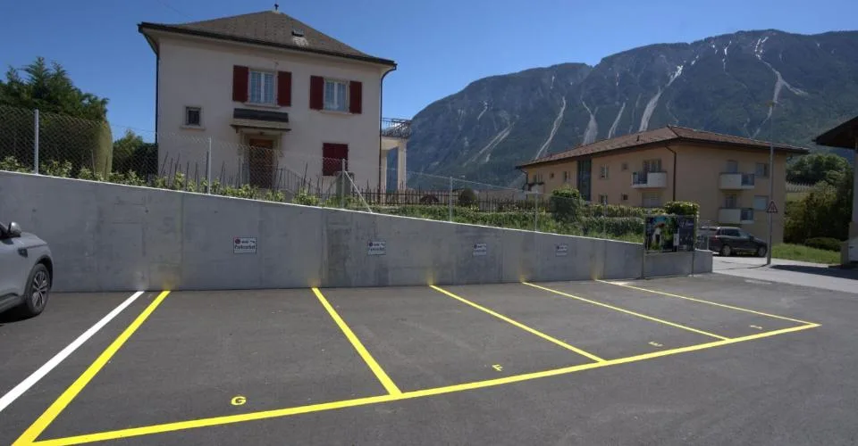 Des places de parking extérieures sont disponibles à la location immédiatement dans le centre du village.