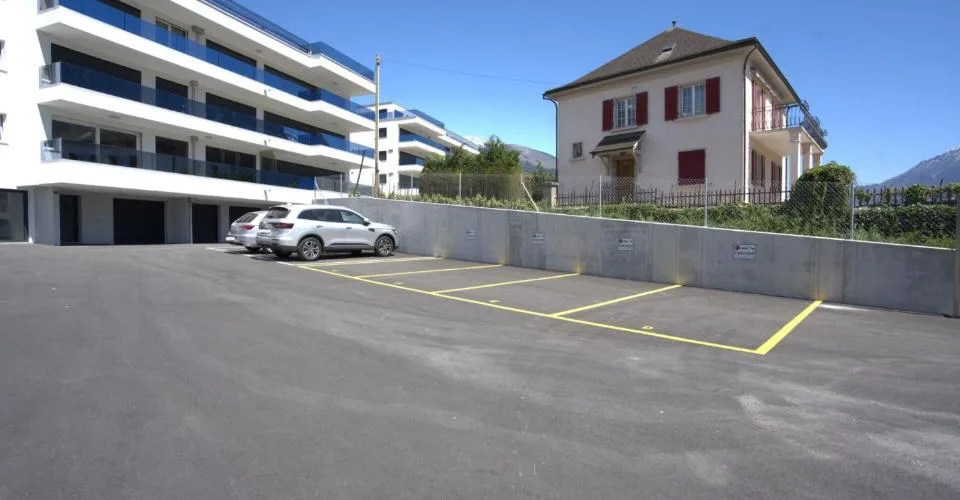 Des places de parking extérieures sont disponibles à la location immédiatement dans le centre du village.