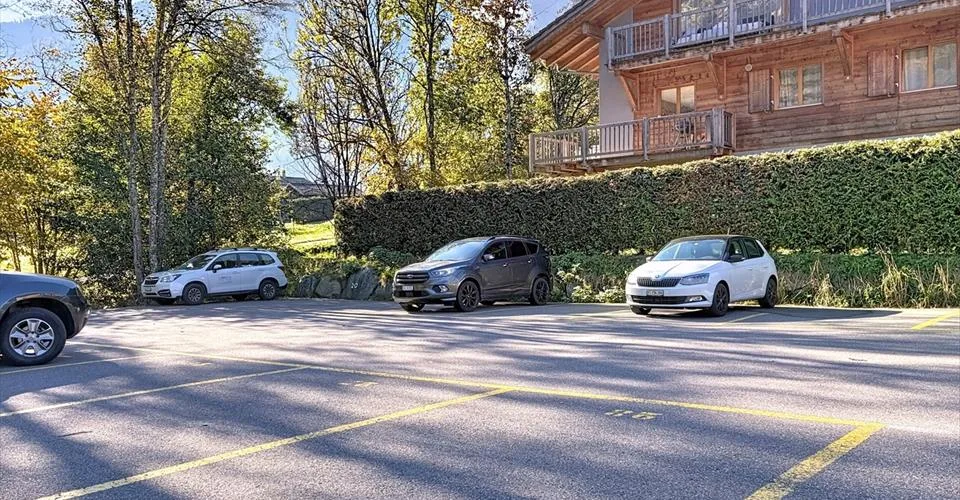 Place de parc extérieure – simple, pratique et dispo de suite