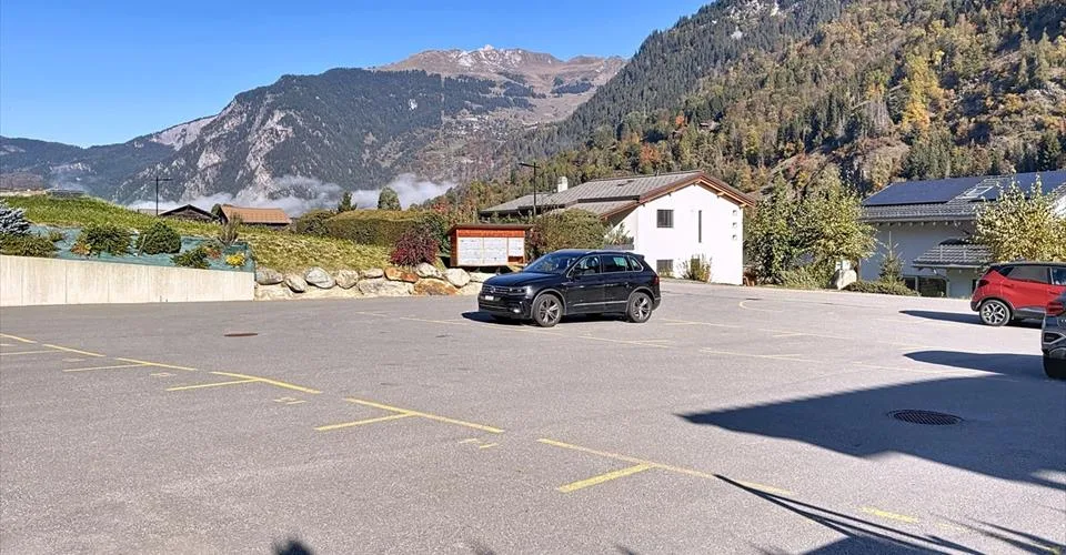 Place de parc extérieure – simple, pratique et dispo de suite