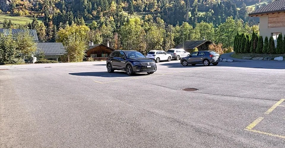Place de parc extérieure – simple, pratique et dispo de suite