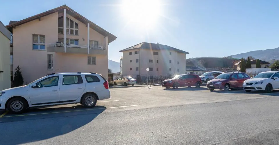 A LOUER PLACES DE PARC EXTERIEURES A SALQUENEN - SIERRE