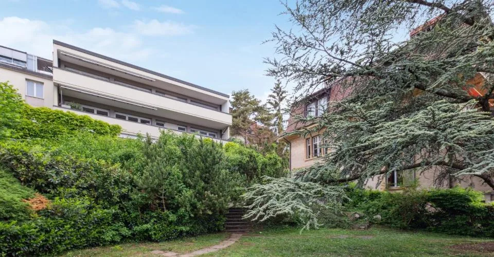 Proche de la gare CFF et de l'hôpital Pourtalès