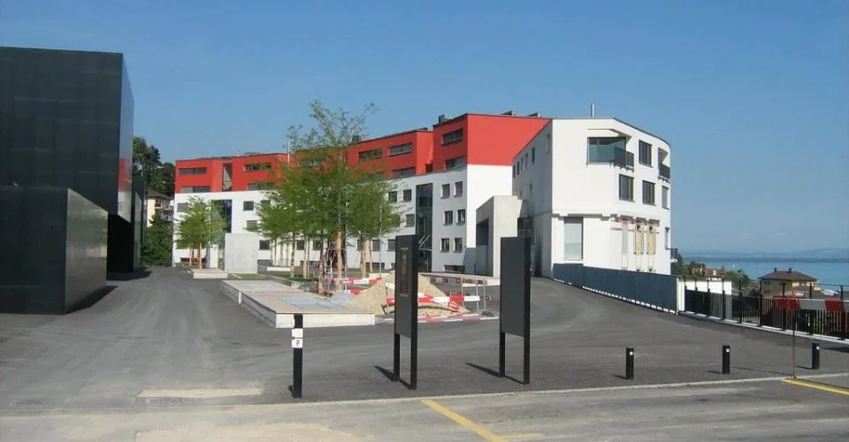 A 3 min. de la Gare CFF et de l'OFS, sous les écoles HEG-ARC