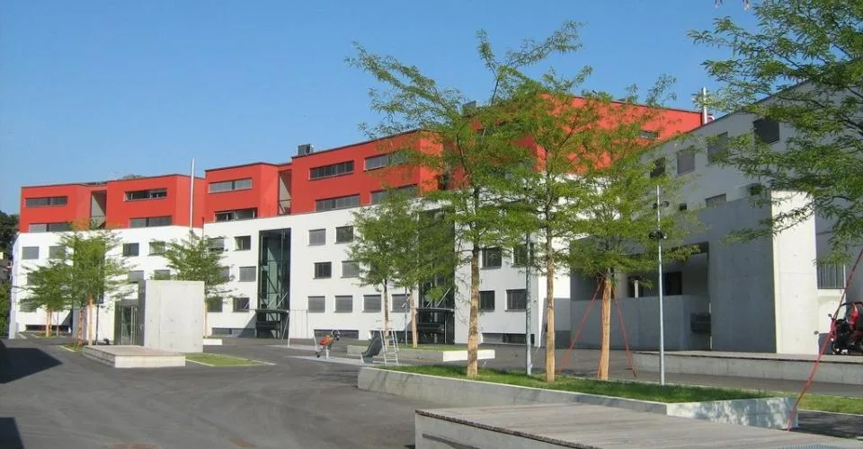 A 3 min. de la Gare CFF et de l'OFS, sous les écoles HEG-ARC