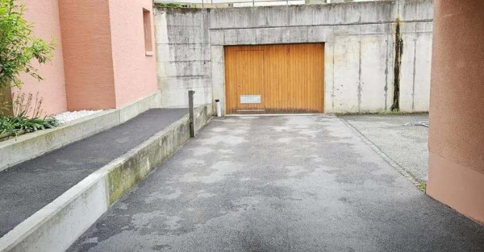 Parking à louer dans garage collectif au centre de Bôle
