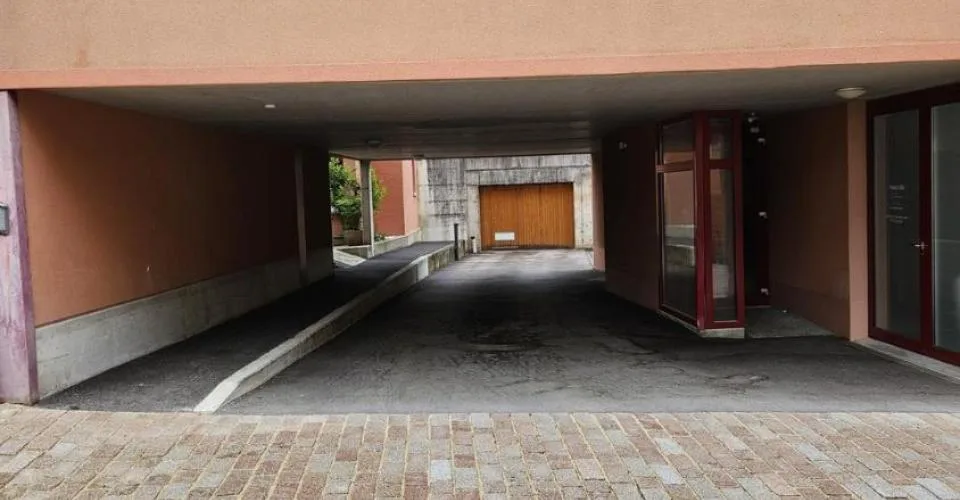 Parking à louer dans garage collectif au centre de Bôle