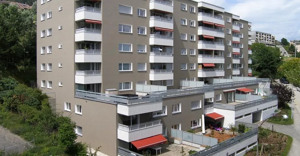 Places de parking proches des axes routiers
