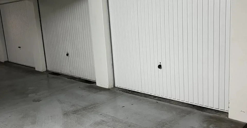 Garage box rénové dans parking collectif