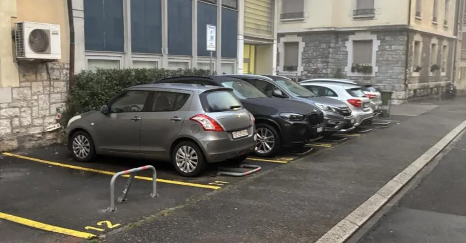 Place de parc extérieure située à la Servette