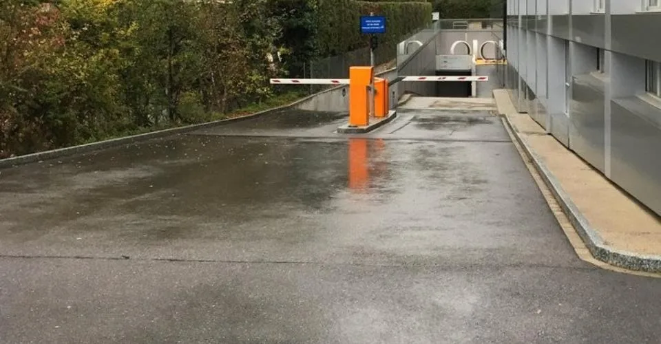 Place de parking sécurisée, idéalement situé à proximité de l'aéroport – Foto 2 von 2