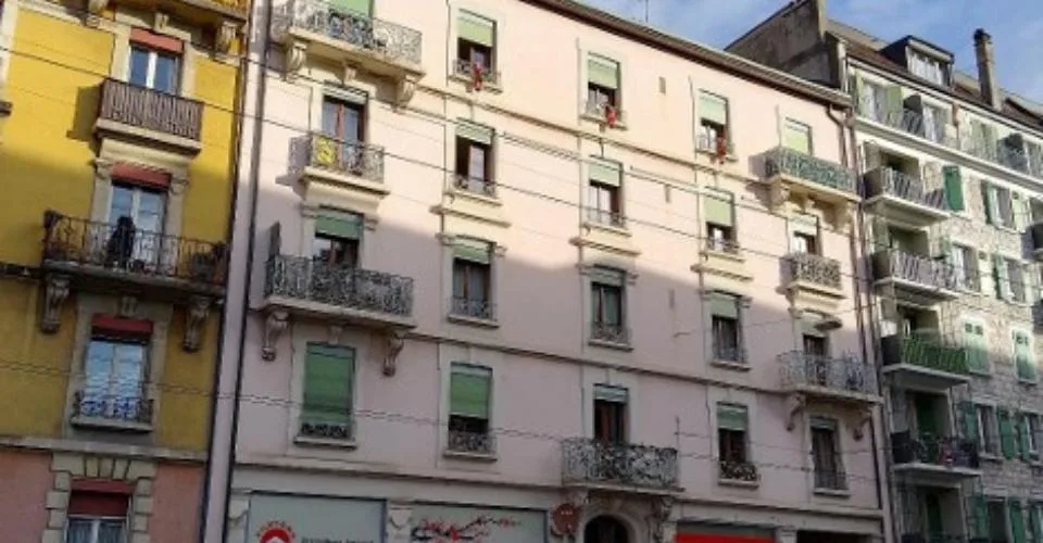 Située à la rue de Lyon, 1203 Genève dans un immeuble résidentiel