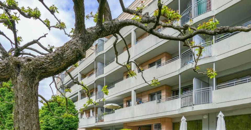 Immeuble moderne dans un quartier résidentiel calme et zone de